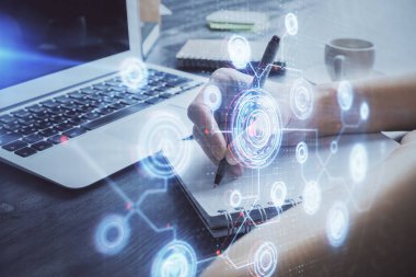 Veri çözeltisi hologramı ile arka plan üzerine yazılan ellere çoklu maruz kalma. Teknoloji konsepti.