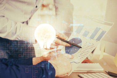 Fütüristik arayüzde insanoğlunun el fonu ile Ampul lambası fikir simgesi görünümü. Çift pozlama.