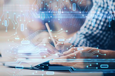 Teknoloji simgeleri ile adamın elleri arka plan yazma.