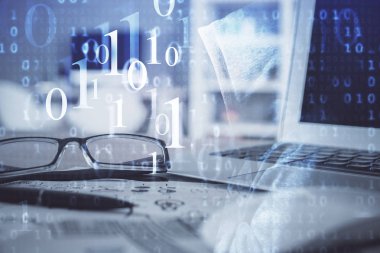 Masa arkasında gözlük olan veri teknolojisi hologramı. Teknoloji kavramı. Çift pozlama.