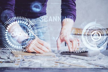 Veri temalı çift pozlama simgelerine sahip insan elleri.