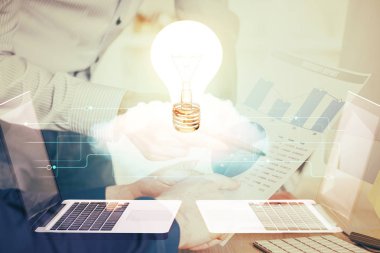 Ampul lambası fikir simgesinin gelecek arayüzü ve yazma adamı el altyapısı üzerindeki görüntüsü. Çift pozlama.