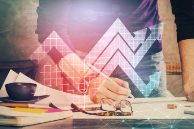 Yaratıcı işleri olan bir iş adamı. İnsanların arka planında yukarı doğru ok atıyor. Finansal büyüme kavramı. Çoklu pozlama.