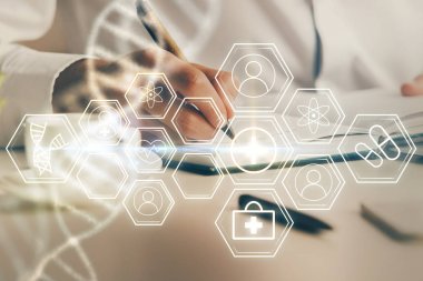 Adamın elleri notları arka planda çalışıyor. Genetik Mühendisliği ve gen manipülasyon konsepti.