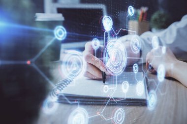 Veri çözeltisi hologramı ile arka plan üzerine yazılan ellere çoklu maruz kalma. Teknoloji konsepti.