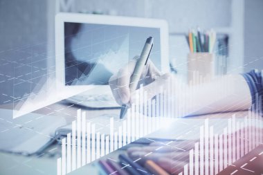 Finansal Forex çizelgeleri kadın el notları arka plan alarak görüntülenir. Araştırma kavramı. Çift Pozlama