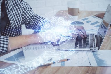 Teknoloji temalı dizüstü bilgisayarla çalışan bir iş adamı. Büyük veri kavramı. Çift pozlama.