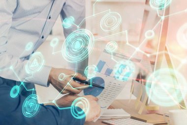 Sosyal ağ temalı hologramda iş adamı arka planda bilgisayar üzerinde çalışıyor. Çoklu pozlama.