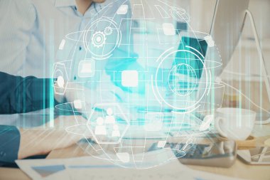 Sosyal ağ temalı hologramda iş adamı arka planda bilgisayar üzerinde çalışıyor. Çoklu pozlama.