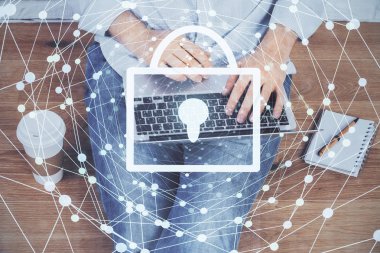 Arka planda bilgisayarda çalışan bir adamla birden fazla kilit simgesine maruz kalma. Ağ koruma kavramı.