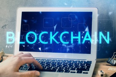 Kripto para tema hologramı arka planda bilgisayar üzerinde çalışan işadamı ile. Blockchain kavramı. Çift pozlama.