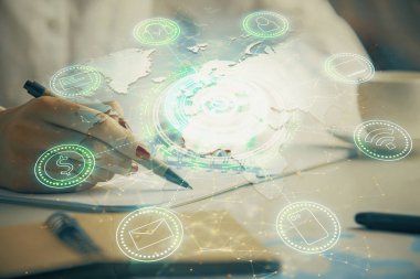 Sosyal ağ temalı hologram ellerin not almasından üstündür. Küresel uluslararası insan kavramı bağlanıyor. Çift pozlama