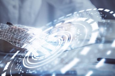 Veri teknolojisi hologramıyla arka planda kadının yazı eline birden fazla kez maruz kalmış. Yenilik kavramı.