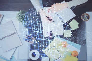 Arka planda beyin hologramıyla el yazısının iki katına çıkarılması. Öğrenme kavramı.