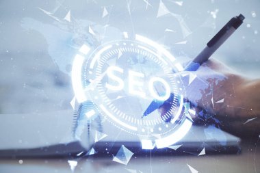 SEO simgesiyle notlar alan çok sayıda kadının ellerine maruz kalmış. Arama motoru optimizasyonu kavramı
