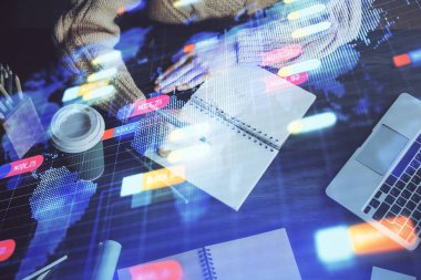 Önünde veri çözeltisi hologramı olan arka planda el yazısına çifte maruz kalma. Teknoloji konsepti. Kapat.