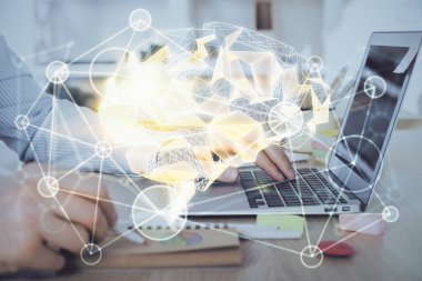 Adam klavyede beyin hologramıyla yazı yazıyor. Büyük Data kavramı. Çift pozlama.