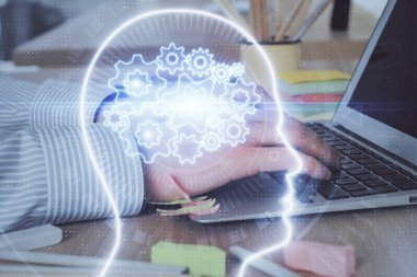 Adam klavyede beyin hologramıyla yazı yazıyor. Büyük Data kavramı. Çift pozlama.