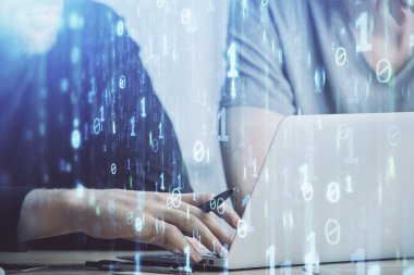 Veri temalı hologramın arka planda bilgisayar üzerinde çalışan bir adamla çoklu pozlandırılması. Yenilik kavramı.