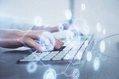 Veri temalı hologramın arka planda bilgisayarla çalışan bir adam tarafından çifte maruz bırakılması. Yenilik kavramı.