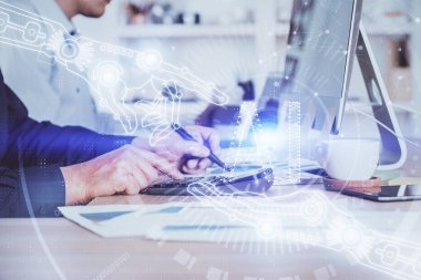 Veri temalı hologramın arka planda bilgisayarla çalışan bir adam tarafından çifte maruz bırakılması. Yenilik kavramı.