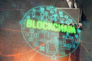 Kripto para tema hologramı arka planda bilgisayar üzerinde çalışan işadamı ile. Blockchain kavramı. Çift pozlama.