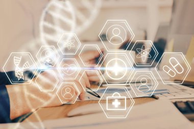 Adamın elleri notları arka planda çalışıyor. Genetik Mühendisliği ve gen manipülasyon konsepti.