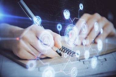 Önünde veri çözeltisi hologramı olan arka planda el yazısına çifte maruz kalma. Teknoloji konsepti. Kapat.