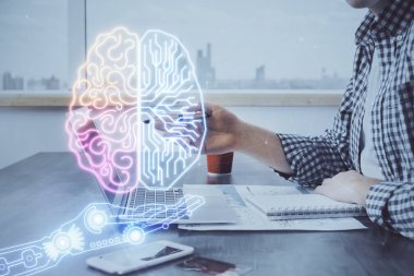 Adam klavyede beyin hologramıyla yazı yazıyor. Büyük Data kavramı. Çift pozlama.