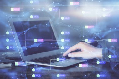 Teknoloji temalı dizüstü bilgisayarda çalışan bir adam. Büyük veri kavramı. Çift pozlama.