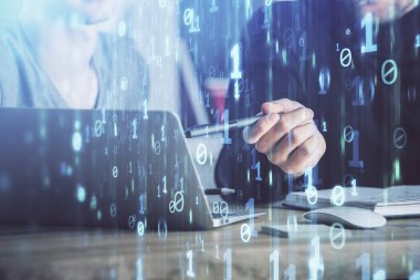 Veri temalı hologramın arka planda bilgisayar üzerinde çalışan bir adamla çoklu pozlandırılması. Yenilik kavramı.