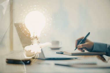 Arkaplanda bilgisayar üzerinde çalışan iş adamıyla birlikte büyüyen oklar. Başarı konsepti. Çift pozlama.