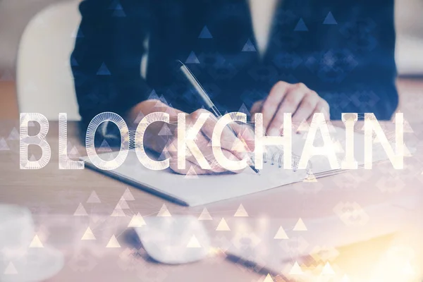 Ologramma di criptovaluta sulle mani che prende appunti sullo sfondo. Concetto di blockchain. Multi esposizione — Foto Stock