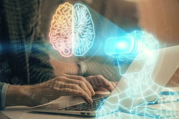 Εικονικό ολόγραμμα AR με τον άνθρωπο που εργάζεται στον υπολογιστή στο παρασκήνιο. Έννοια της επαυξημένης πραγματικότητας. Διπλή έκθεση. — Φωτογραφία Αρχείου