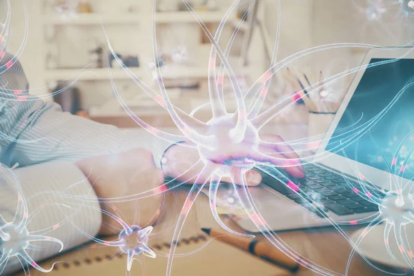 Holograma de neurónios com o homem a trabalhar no computador em segundo plano. Conceito de educação. Dupla exposição. — Fotografia de Stock