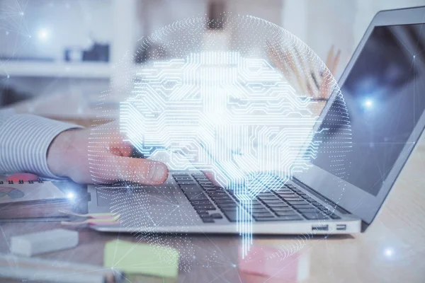 Homem digitando no fundo do teclado com holograma cerebral. Conceito de Big Data. Dupla exposição. — Fotografia de Stock