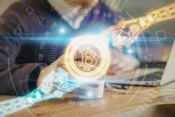 Kripto para tema hologramı arka planda bilgisayar üzerinde çalışan işadamı ile. Blockchain kavramı. Çift pozlama. — Stok fotoğraf
