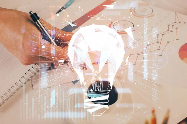 Vista del icono del concepto de la idea de la lámpara de bombilla en una interfaz futurista con el fondo de la mano del hombre de escritura. Doble exposición. —  Fotos de Stock
