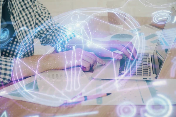 Holograma científico con el hombre trabajando en la computadora en segundo plano. Concepto de estudio. Doble exposición. —  Fotos de Stock