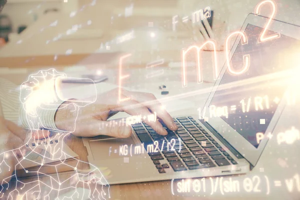 Fórmula de ciencia holograma con el hombre trabajando en la computadora en segundo plano. Concepto educativo. Doble exposición. — Foto de Stock