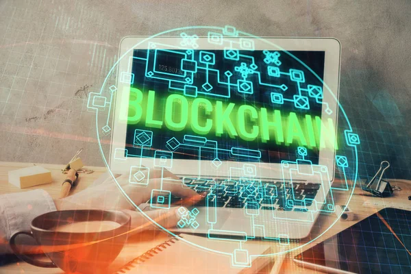 Criptomoeda holograma tema com empresário trabalhando no computador em segundo plano. Conceito de blockchain. Dupla exposição . — Fotografia de Stock