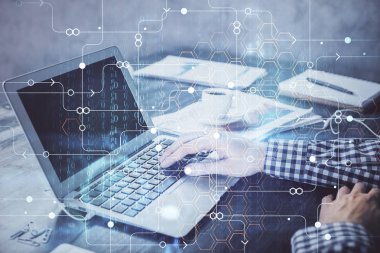 Teknoloji temalı hologramı olan bilgisayar geçmişi olan bir iş adamı. Yüksek teknoloji kavramı. Çoklu pozlama.