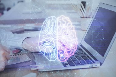 Adam klavyede beyin hologramıyla yazı yazıyor. Büyük Data kavramı. Çift pozlama.