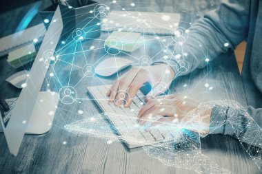 Sosyal ağ temalı hologramda iş adamı arka planda bilgisayar üzerinde çalışıyor. Dünya çapında ağ kavramı. Çoklu pozlama.