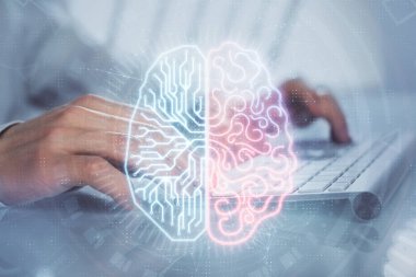 Bilgisayar geçmişi ve beyin temalı hologramı olan bir adam. Beyin fırtınası kavramı. Çift pozlama.