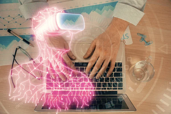 Hologramme AR avec l'homme travaillant sur ordinateur en arrière-plan. Concept de réalité augmentée. Double exposition. — Photo