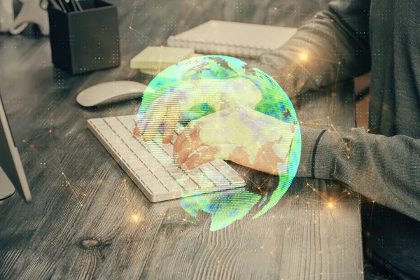 Sociaal netwerk thema hologram met zakenman werken op de computer op de achtergrond. Concept van het wereldwijde web. Meervoudige blootstelling. — Stockfoto