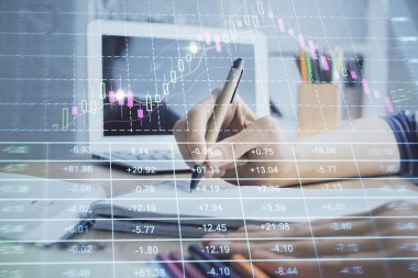Finansal Forex çizelgeleri kadınların el notları arka plan alarak görüntülenir. Araştırma kavramı. Çift Pozlama