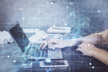 Teknoloji temalı hologramı olan bilgisayar geçmişi olan bir iş adamı. Yüksek teknoloji kavramı. Çoklu pozlama.