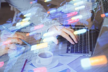 Veri temalı hologramın arka planda bilgisayar üzerinde çalışan bir adamla çoklu pozlandırılması. Yenilik kavramı.